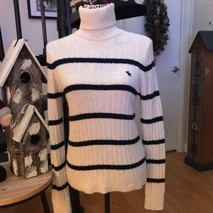 Abercombie & Fitch turtleneck soft sweater! NWOT💕